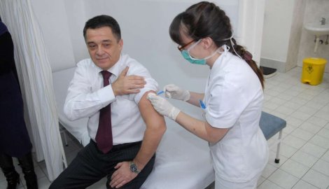 Tomica Milosavljević prima vakcinu protiv gripa izazvanog virusom H1N1