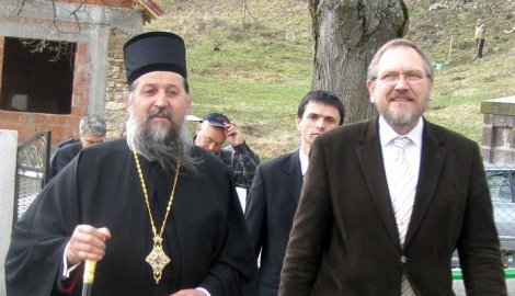 Vladika Pahomije uz ministra vera Radomira Naumova iz Demokratske stranke Srbije